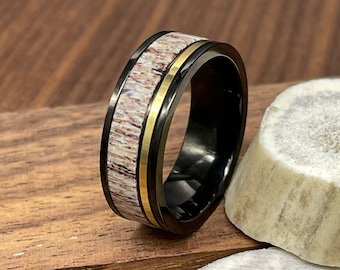 Anillo de titanio negro: incrustación de asta de ciervo y banda con detalles dorados