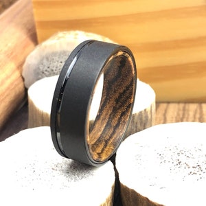 Anillo de tungsteno arenado: funda de madera de bocote, alianza para hombre