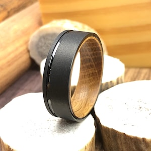 Sandgestrahlter Wolframring Whisky Barrel Herrenholz Ehering Schwarzer Wolfram Holzring gesäumt mit Whisky Barrel Weiße Eiche Herren Ehering
