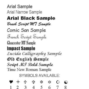 Op de afbeelding: Een lijst met lettertypen en symbolen die beschikbaar zijn voor graveren. De lettertypen omvatten Arial, Arial Narrow, Arial Black, Brush Script MT, Comic Sans, French Script, Gloucester MT, Impact, Lucida Calligraphy, Old English, Script MT Bold en Time New Roman. De symbolen omvatten een hart, een ster, een kruis, een kruis met een cirkel, een davidster, een halve maan en een yin-yang symbool. De tekst geeft aan dat het maximale aantal toegestane tekens 25 is. Een voorbeeld wordt gegeven: "Lettertype: Brush Script MT (Cursief). Bericht: Ik hou van je tot de 7. Werkelijke gravering: Ik hou van je tot de C."