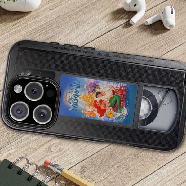 Funda para iPhone 16 con la película VHS de La Sirenita / Funda retro divertida para iPhone 16 Pro Plus ProMax, regalo para fanáticos de la película