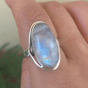 Moonstone Ring, Hecho a la carta de plata, Bridal de regalo para Her, Boho Ring, Sterling Sliver Ring Blue Fire Moonstone de la piedra de la