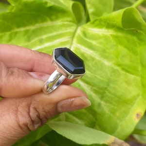 Ring i sterlingsilver med svart onyx, handgjord ring med hexagonal ädelsten bild 2