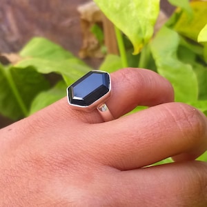 Ring i sterlingsilver med svart onyx, handgjord ring med hexagonal ädelsten bild 1