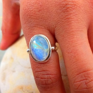 Rainbow Moonstone Ring, Sterling zilveren Ring, juni Birthstone, ovale stenen Ring, unieke Ring, instructie Ring, Blue Stone Ring, cadeau vo