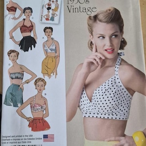 Może przedstawiać: Vintage wykroj z lat 50. Simplicity z kobietą w topie w kropki i żółtej spódnicy. Wzór zawiera ilustracje różnych wzorów biustonoszy i topów. Rozmiar wykroju to Euro 30-38.