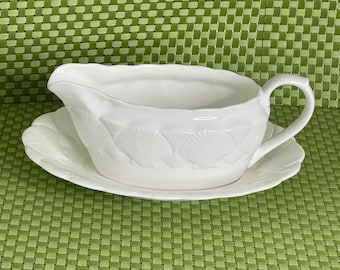 Coalport OCEANSIDE Bone China Gravy Boat & Underplate Embossed Fan Shells - 8"