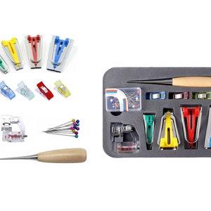 Può includere: Una collezione di strumenti per cucire, tra cui bordatori in verde, giallo, rosso e blu, insieme a clip trasparenti e colorate. Sono inclusi anche uno scucitore, spilli e un piedino per macchina da cucire.