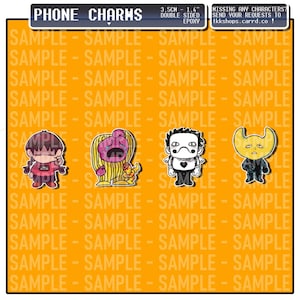 Puede incluir: Cuatro charms de teléfono coloridos con personajes de dibujos animados. Los charms tienen 3,5 cm de diámetro y son de doble cara. Los personajes son una niña con cabello rojo, una criatura amarilla con cabello rosado, un personaje blanco y negro con bigote y una criatura amarilla con forma de media luna.