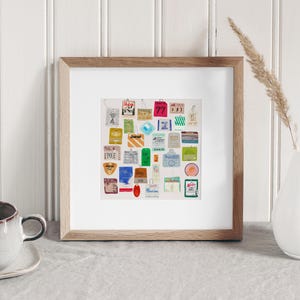 Könnte beinhalten: Ein gerahmter Druck einer bunten Sammlung von Vintage-Etiketten und -Etiketten. Die Etiketten sind in einem Raster angeordnet und weisen eine Vielzahl von Farben, Formen und Designs auf. Einige der Etiketten haben Text, darunter "Pole", "Chair", "77" und "Sky's the Limit".