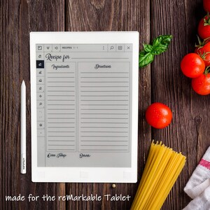 Pu&ograve; includere: Un e-reader bianco con un modello di ricetta vuoto sullo schermo. Il modello ha sezioni per gli ingredienti, le istruzioni, la temperatura del forno e le porzioni. L'e-reader &egrave; su una superficie di legno con un grappolo di pomodori, un rametto di basilico e un mazzo di spaghetti.