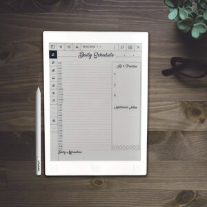 Pu&ograve; includere: Un e-reader bianco con uno schermo grigio che mostra un modello di programma giornaliero. Lo schermo mostra un programma basato sul tempo, una sezione per le 3 priorit&agrave; principali e una sezione per note aggiuntive. La data 12/31/2018 &egrave; visualizzata nella parte superiore dello schermo.