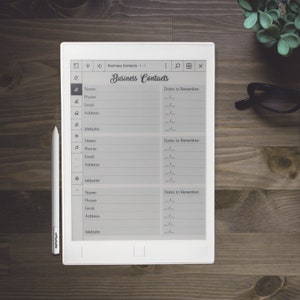 Könnte beinhalten: Ein weißes digitales Tablet mit einem "Business Contacts" Formular mit Feldern für Name, Telefon, E-Mail, Adresse und Website. Ein weißer Stift liegt neben dem Tablet. Auf einer Holzoberfläche.