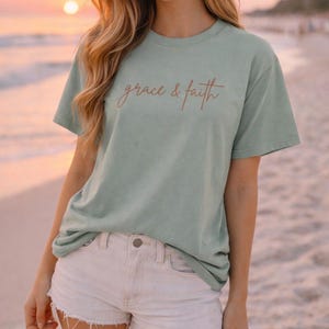 Camiseta Gracia y Fe, Camiseta Cristiana, Camiseta con Texto Minimalista, Camiseta Gráfica de Inspiración Religiosa, Camiseta Comfort Colors®