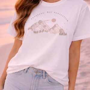 Camiseta "Progreso sobre la perfección", camiseta gráfica de montaña, camiseta inspiradora, motivacional, camiseta minimalista de naturaleza, senderismo, camiseta Bella+Canvas®