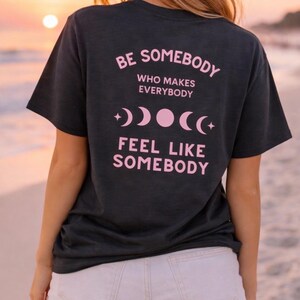 Camiseta con mensaje positivo "Difunde la bondad", camiseta inspiradora, camiseta con estampado bohemio de sol, luna y estrellas, cita sobre la bondad, Bella Canvas®