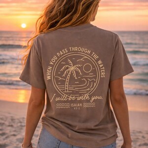 Camiseta vintage con estampado de olas de playa, camiseta gráfica cristiana, camiseta veraniega con temática religiosa, camiseta inspiradora costera, camiseta extragrande imagen 1