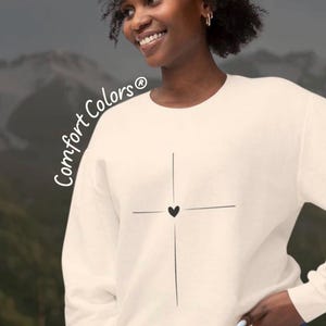 Sudadera con cruz en forma de corazón, sudadera minimalista cristiana de cuello redondo, ropa con temática religiosa, sudadera Comfort Colors®, regalo religioso