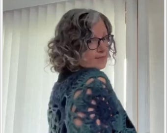 Magic Garden - Poncho au crochet avec bonnet assorti | Cape au crochet | Pull-over pour femme | Des cadeaux pratiques !