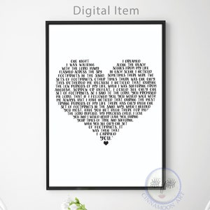 Puede incluir: Arte de pared imprimible en blanco y negro con un diseño en forma de corazón hecho de texto. El texto dice: "Una noche estaba caminando por la playa. Vi huellas en la arena. Había conjuntos de huellas, otras veces solo había una. Esto me molestó porque noté que durante los períodos bajos de mi vida, cuando sufría de angustia, preocupación o derrota, solo podía ver un conjunto de huellas. Entonces le dije al Señor: "Me prometiste que si te seguía, caminarías conmigo. Pero he notado que durante los períodos más difíciles de mi vida, solo ha habido un conjunto de huellas en la arena. ¿Por qué me dejarías cuando más te necesitaba?" El Señor respondió: "Mi precioso hijo, te amo y nunca te dejaría. Durante tus tiempos de prueba y sufrimiento, cuando solo ves un conjunto de huellas, fue entonces cuando te cargué."