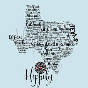 Pode incluir: Gráfico azul claro com o contorno do Texas, preenchido com nomes de cidades em texto preto. A palavra "Texas" está escrita verticalmente. A palavra "Hippily" está escrita em itálico na parte inferior.