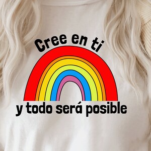 May include: White t-shirt with a rainbow graphic and the text "Cree en ti y todo ser&aacute; posible" in black.