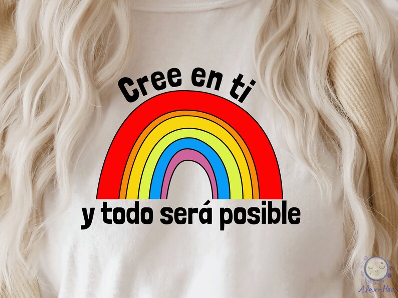 May include: White t-shirt with a rainbow graphic and the text "Cree en ti y todo ser&aacute; posible" in black.