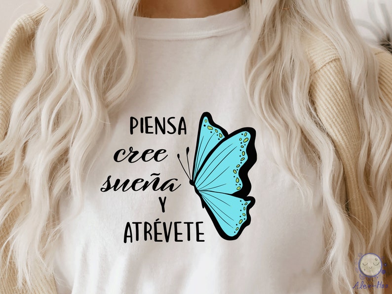 May include: White t-shirt with a blue butterfly graphic and the text "PIENSA cree sue&ntilde;a y ATR&Eacute;VETE" in black.