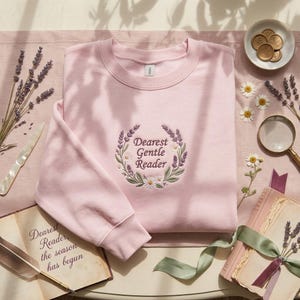 Liebe Leserin, lieber Leser – besticktes Hemd mit Blumenmuster, Lady Whistledown T-Shirt, Booktok Sweatshirt, Regencycore Hoodie, Geschenkidee für Bücherwürmer mit Namen