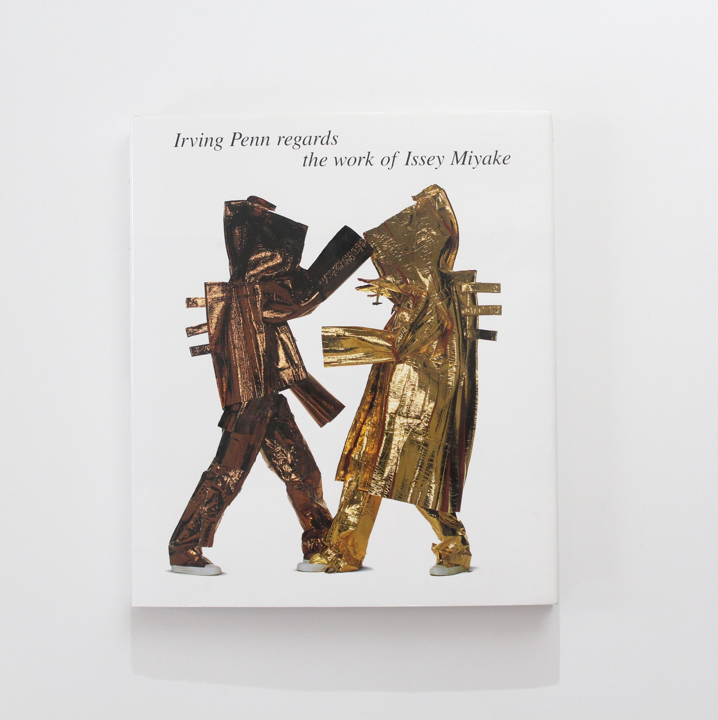 Irving Penn regards the work of Issey Miyake – Saint Page