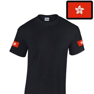 Pu&ograve; includere: Maglietta nera a maniche corte con una toppa della bandiera di Hong Kong rossa e bianca su ogni manica.