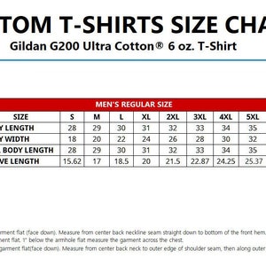 Pu&ograve; includere: Una tabella di taglie per t-shirt da uomo, che mostra le misure in pollici per la lunghezza del corpo, la larghezza del corpo, la lunghezza totale del corpo e la lunghezza della manica. La tabella include le taglie dalla S alla 5XL. La tabella &egrave; intitolata "Custom T-Shirts Size Chart" e "Gildan G200 Ultra Cotton&reg; 6 oz. T-Shirt".