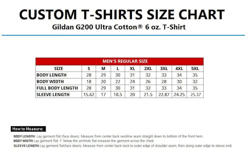 Pu&ograve; includere: Una tabella di taglie per t-shirt da uomo, che mostra le misure in pollici per la lunghezza del corpo, la larghezza del corpo, la lunghezza totale del corpo e la lunghezza della manica. La tabella include le taglie dalla S alla 5XL. La tabella &egrave; intitolata "Custom T-Shirts Size Chart" e "Gildan G200 Ultra Cotton&reg; 6 oz. T-Shirt".