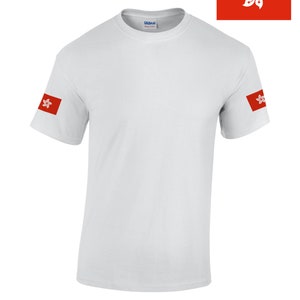 Pu&ograve; includere: Maglietta bianca con la bandiera di Hong Kong su entrambe le maniche.