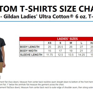 Puede incluir: Una tabla de tallas para la camiseta Gildan Ladies' Ultra Cotton&reg; 6 oz., que muestra las medidas en pulgadas para la longitud del cuerpo, el ancho del cuerpo y la longitud de la manga para las tallas XS, S, M, L, XL y 2XL.