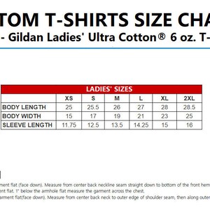 Pu&ograve; includere: Una tabella di taglie per magliette da donna, che mostra le misure in pollici per la lunghezza del corpo, la larghezza del corpo e la lunghezza della manica. Le taglie vanno dalla XS alla 2XL. La tabella &egrave; intitolata "CUSTOM T-SHIRTS SIZE CHART G200L - Gildan Ladies' Ultra Cotton &reg; 6 oz. T-Shirt".