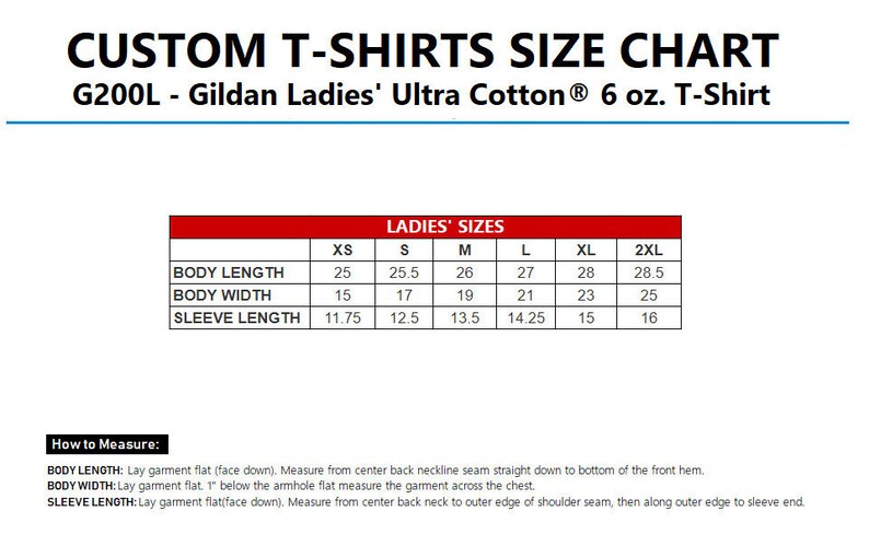 Pu&ograve; includere: Una tabella di taglie per magliette da donna, che mostra le misure in pollici per la lunghezza del corpo, la larghezza del corpo e la lunghezza della manica. Le taglie vanno dalla XS alla 2XL. La tabella &egrave; intitolata "CUSTOM T-SHIRTS SIZE CHART G200L - Gildan Ladies' Ultra Cotton &reg; 6 oz. T-Shirt".