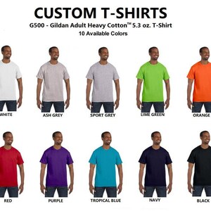 Op de afbeelding: Tien verschillende t-shirts in kleur, allemaal in dezelfde stijl, in twee rijen gelegd. De t-shirts zijn een Gildan Adult Heavy Cotton 5.3 oz. T-Shirt. De kleuren zijn wit, asgrijs, sportgrijs, limoengroen, oranje, rood, paars, tropisch blauw, marineblauw en zwart.