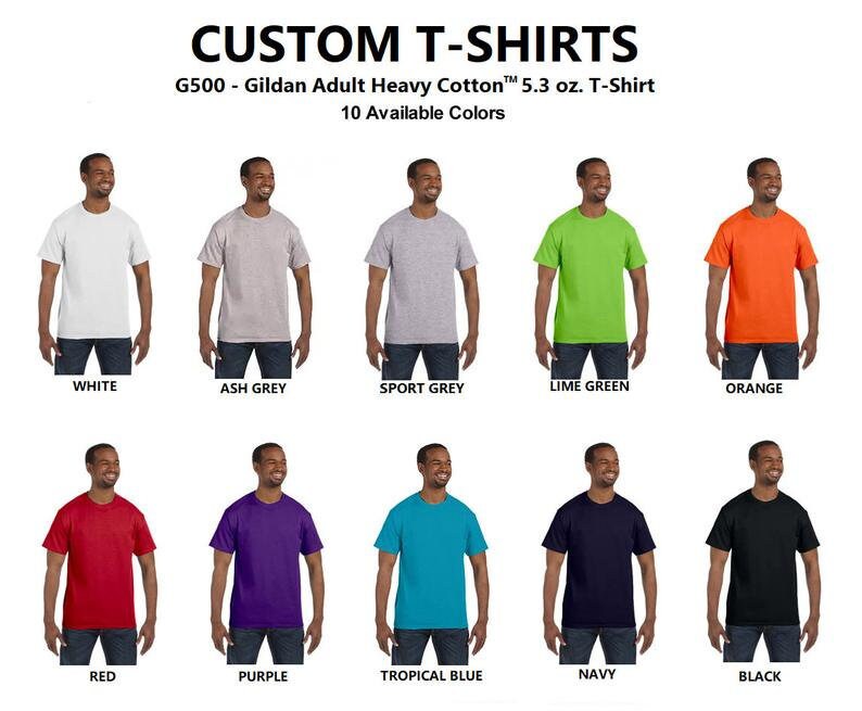 Op de afbeelding: Tien verschillende t-shirts in kleur, allemaal in dezelfde stijl, in twee rijen gelegd. De t-shirts zijn een Gildan Adult Heavy Cotton 5.3 oz. T-Shirt. De kleuren zijn wit, asgrijs, sportgrijs, limoengroen, oranje, rood, paars, tropisch blauw, marineblauw en zwart.