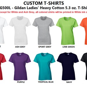 Pu&ograve; includere: Dieci t-shirt di diversi colori, tra cui bianco, grigio cenere, grigio sportivo, verde lime, arancione, rosso, viola, blu tropicale, blu navy e nero.  G500L - Gildan Ladies' Heavy Cotton 5.3 oz. T-Shirt. Tranne per il bianco e il grigio cenere, tutte le magliette colorate saranno stampate con inchiostro bianco.