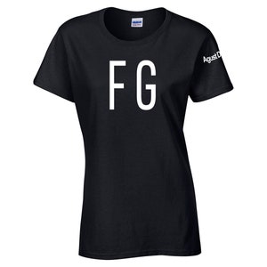 Puede incluir: Camiseta negra con las letras blancas "FG" impresas en la parte delantera. La manga tiene el texto "Agust D" impreso en blanco. La camiseta est&aacute; hecha de un material suave.