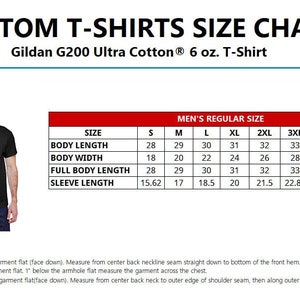 Puede incluir: Una tabla de tallas para camisetas Gildan G200 Ultra Cotton en tallas regulares para hombres. La tabla muestra las medidas en pulgadas para la longitud del cuerpo, el ancho del cuerpo, la longitud total del cuerpo y la longitud de la manga para las tallas S a 5XL.