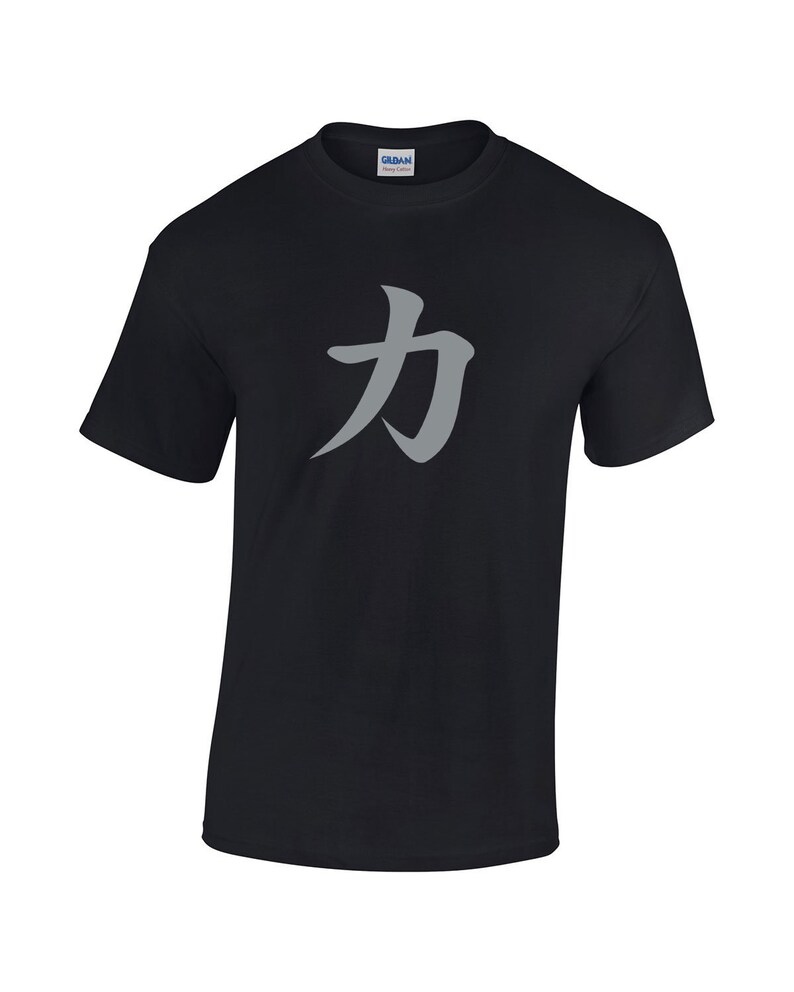 Op de afbeelding: Zwart T-shirt met een groot grijs kanji-teken "力" (betekenis "kracht" of "sterkte") gedrukt op de voorkant.