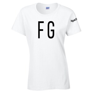 Puede incluir: Camiseta blanca de cuello redondo con las letras "FG" en fuente negra grande en la parte delantera. La manga tiene el texto "Agust D" impreso en negro. La camiseta est&aacute; hecha de un material suave.