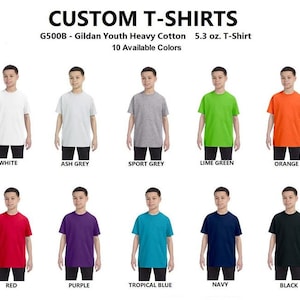 Op de afbeelding: Tien verschillende gekleurde T-shirts voor jongeren, G500B - Gildan Youth Heavy Cotton 5.3 oz. T-Shirt, 10 beschikbare kleuren. De kleuren zijn wit, asgrijs, sportgrijs, limoengroen, oranje, rood, paars, tropisch blauw, marineblauw en zwart.