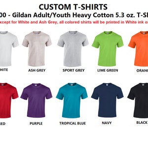 Pu&ograve; includere: G500 Gildan T-shirt in cotone pesante per adulti e ragazzi, 5,3 oz. Una selezione di t-shirt in vari colori, tra cui bianco, grigio cenere, grigio sportivo, verde lime, arancione, rosso, viola, blu tropicale, blu navy e nero. Ad eccezione del bianco e del grigio cenere, tutte le magliette colorate saranno stampate con inchiostro bianco.