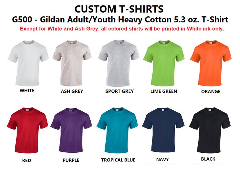 Pu&ograve; includere: G500 Gildan T-shirt in cotone pesante per adulti e ragazzi, 5,3 oz. Una selezione di t-shirt in vari colori, tra cui bianco, grigio cenere, grigio sportivo, verde lime, arancione, rosso, viola, blu tropicale, blu navy e nero. Ad eccezione del bianco e del grigio cenere, tutte le magliette colorate saranno stampate con inchiostro bianco.