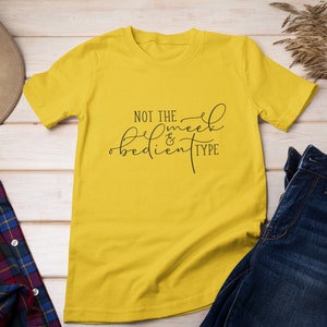 Not The Meek und Obedient Type T-Shirt | Outlander Tee | Outlander Geschenke | Damen Grafik Tee | Claire Fraser, Pastell