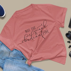 Not The Meek und Obedient Type T-Shirt | Outlander Tee | Outlander Geschenke | Damen Grafik Tee | Claire Fraser, Pastell