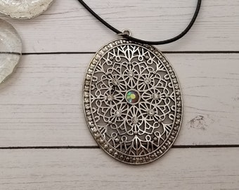 Antique ovale pendentif en plaqué argent avec strass, pendentif médaillon ovale avec collier en strass